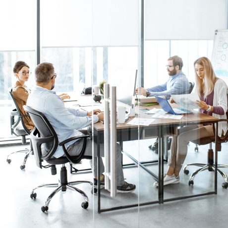 Kollegen arbeiten gemeinsam im Büro