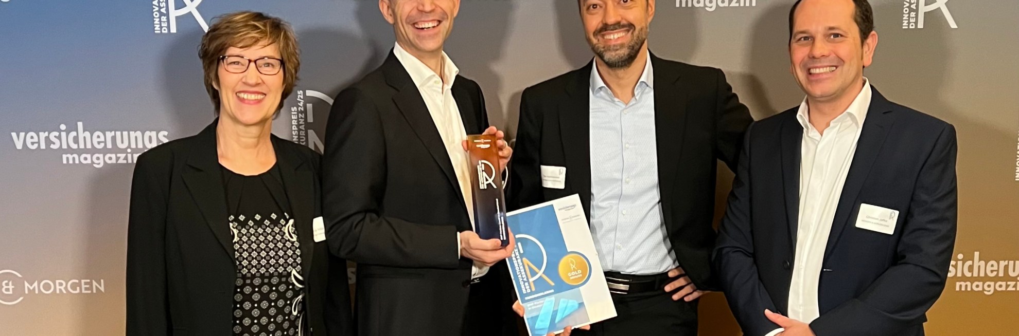 Vier Personen, darunter Nicolas Pöltl und Timo Niethammer, die den Preis in der Hand halten